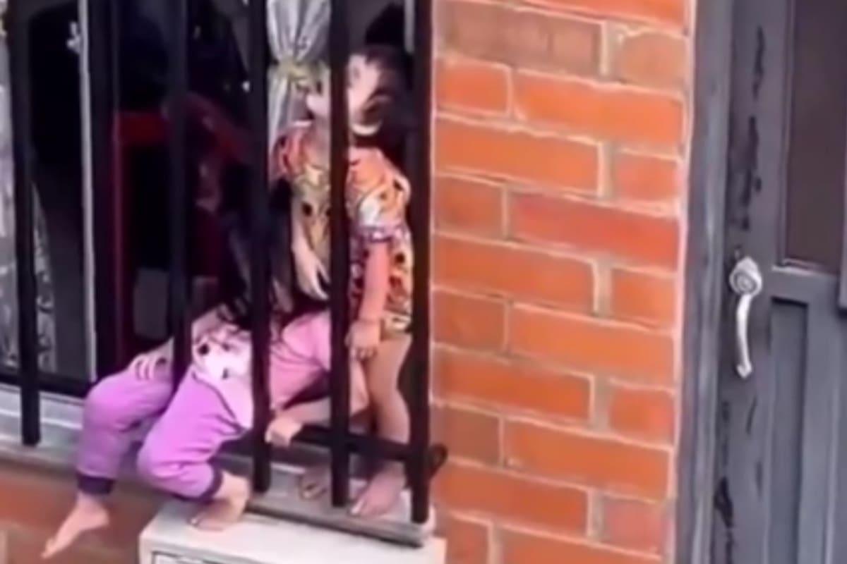 Dos niños fueron hallados dormidos entre las rejas de una ventana; vecinos aseguran que llevaban horas ahí como castigo