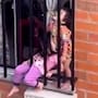 Dos niños fueron hallados dormidos entre las rejas de una ventana; vecinos aseguran que llevaban horas ahí como castigo