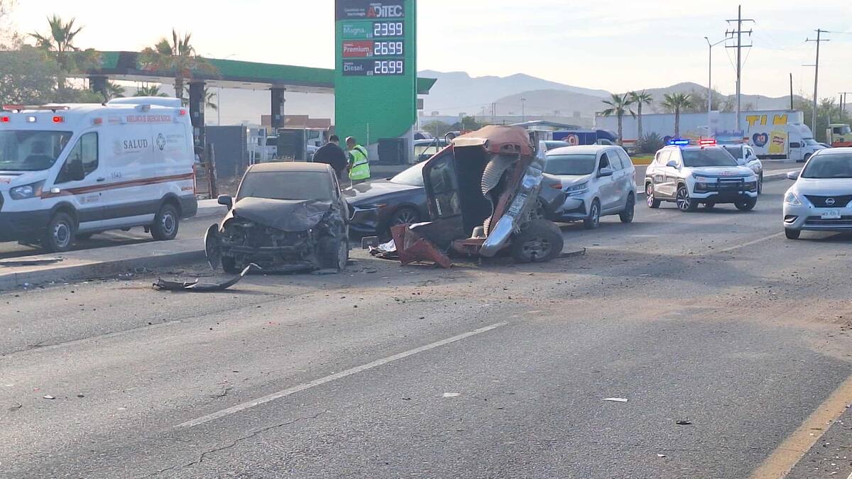Un muerto y un herido deja quíntuple choque en La Colorada, Hermosillo
fotos: Teodoro Borbón
