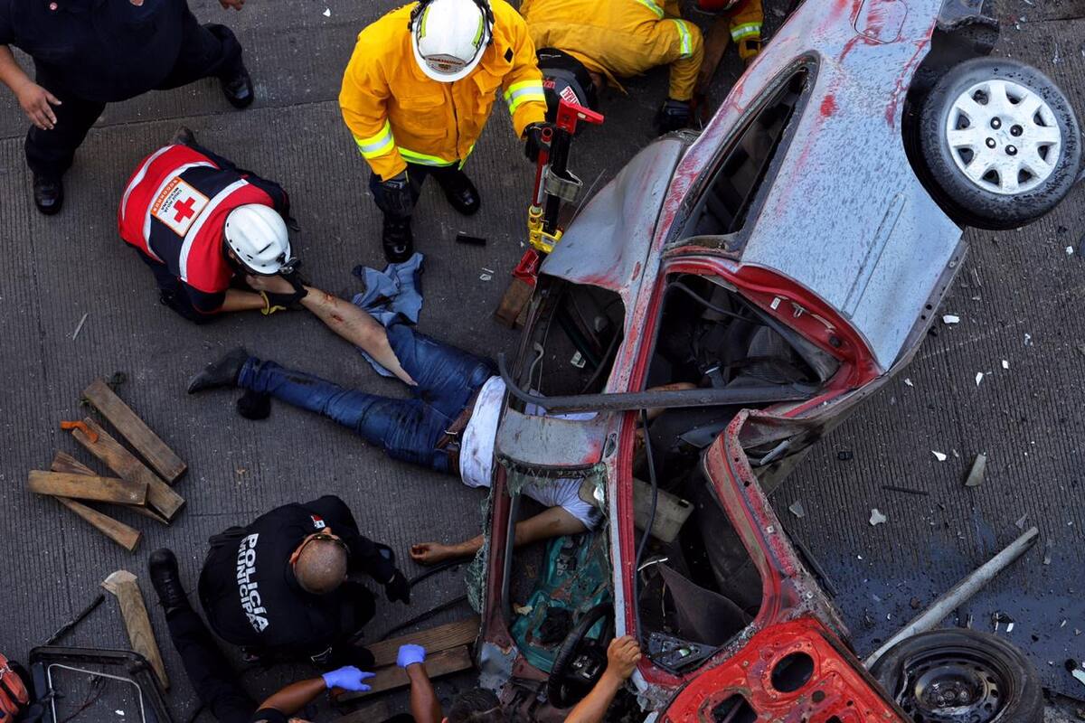 Se estrella auto contra camioneta