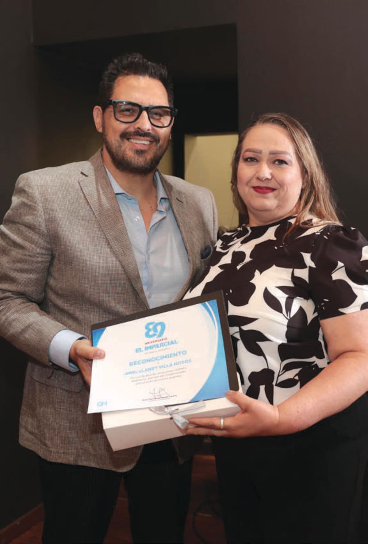 Anel Janeth Villa Hoyos recibió reconocimiento por 26 años
de trayectoria que le entregó el
director comercial Christian García-Travesi y Carstensen.