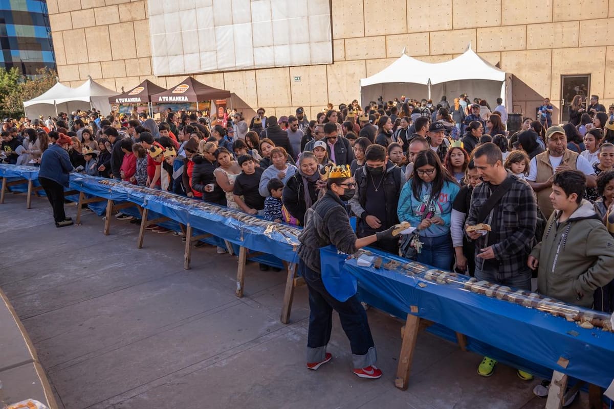Cerca de mil 500 personas asistieron a la celebración del Día de Reyes en la explanada del CECUT, donde se partió una rosca monumental y se realizaron actividades culturales para niñas y niños. Foto: Cortesia