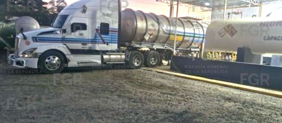 Cateos en cuatro inmuebles permitieron decomisar tractocamiones, semirremolques y contenedores de hidrocarburo. (FGR)