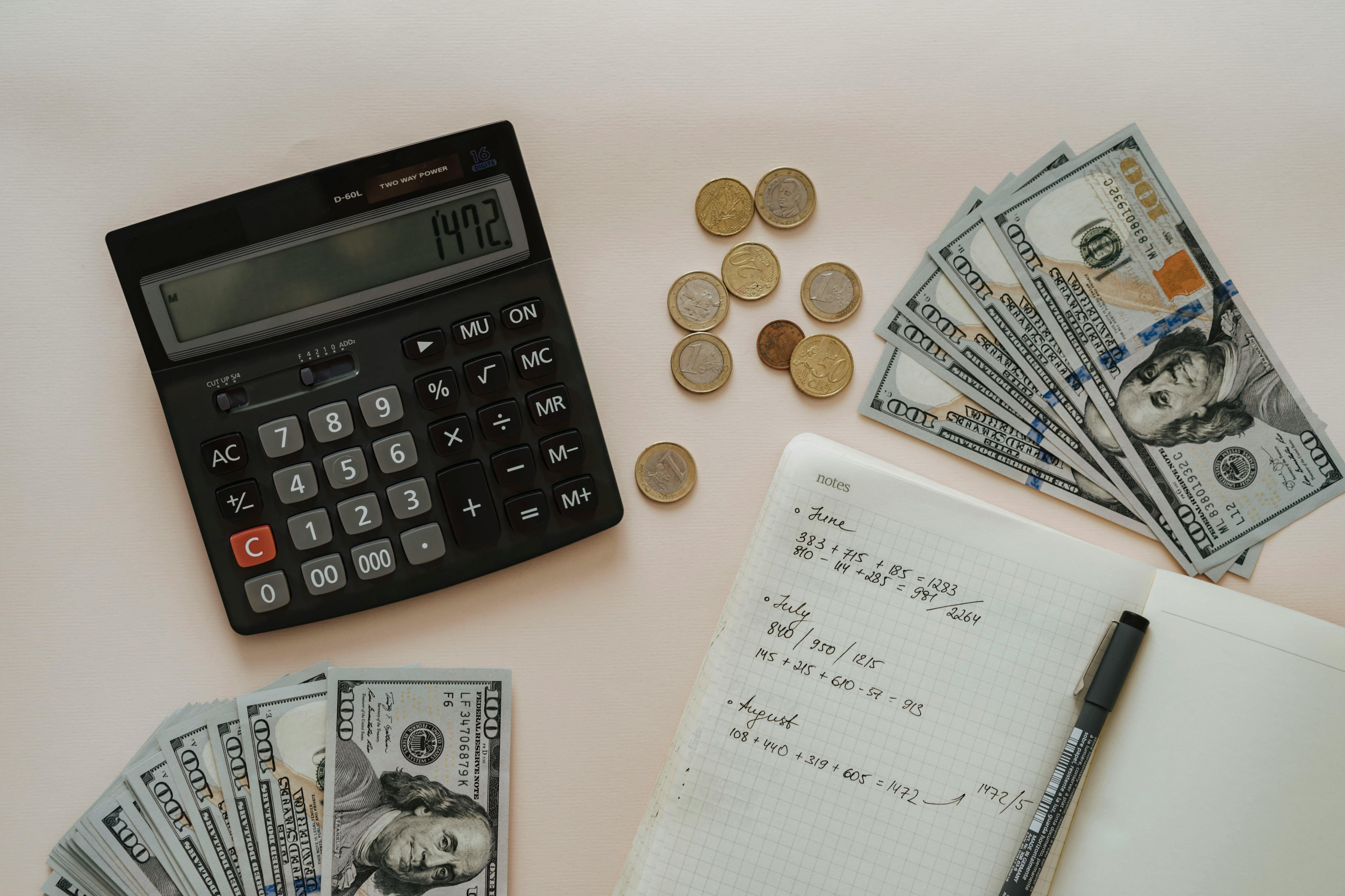 Comenzar a invertir con poco dinero es posible si se hace con información y estrategia, permitiendo que los pequeños ahorros generen rendimientos a largo plazo.