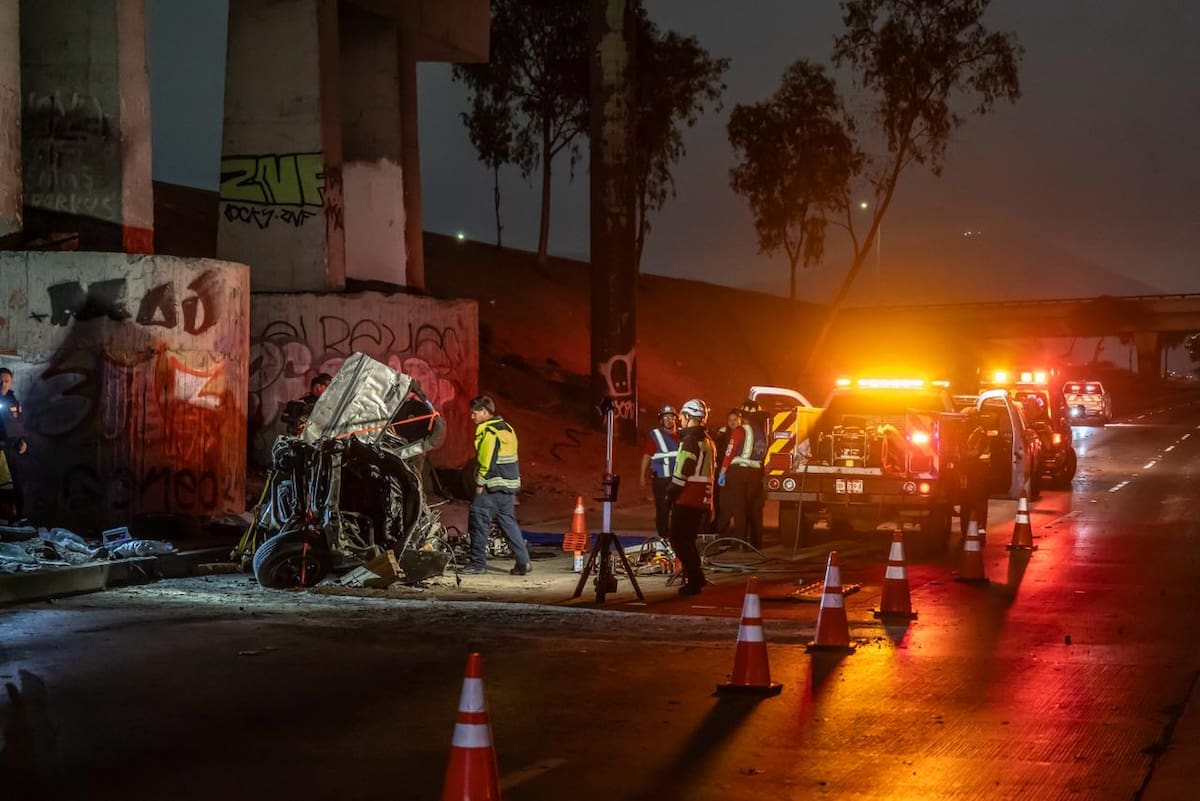 El choque ocurrió durante la madrugada a la altura del puente Lázaro Cárdenas. Las víctimas quedaron prensadas dentro del vehículo. Foto: Border Zoom