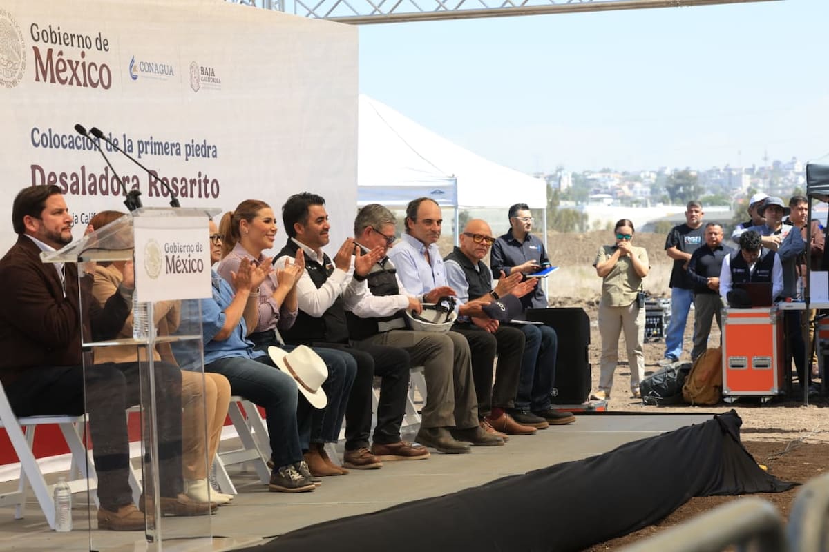 Autoridades colocaron la primera piedra de la Desaladora Rosarito. Foto: Sergio Ortiz