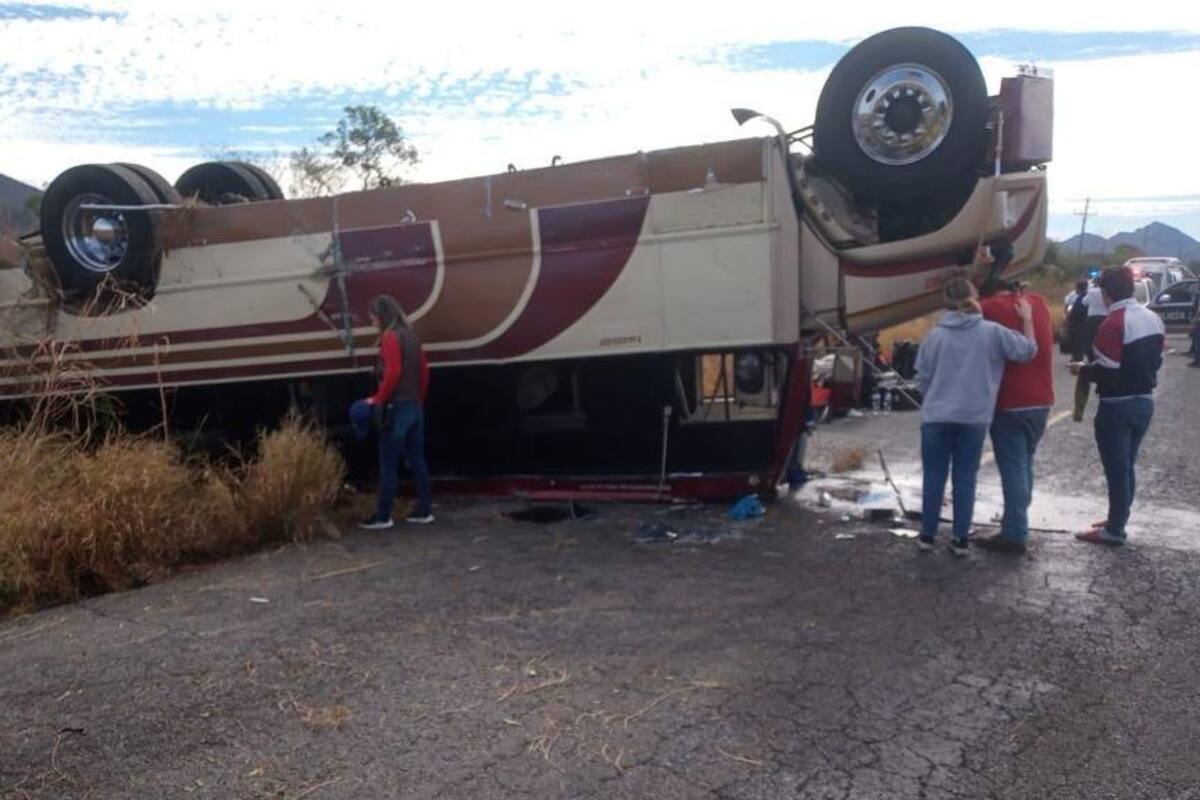 Camión de pasajeros sufre fuerte accidente en carretera Yécora a Nuri; hay 20 lesionados