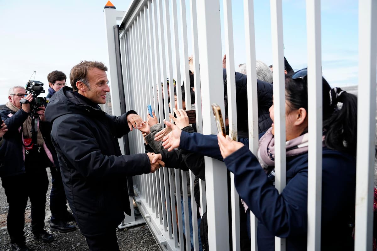 Nuuk (Greenland), 15/06/2025.- French President Emmanuel Macron greets local Greenlanders at the airport in Nuuk, Greenland, 15 June 2025, during his visit to the country. (Dinamarca, Francia, Groenlandia) EFE/EPA/MADS CLAUS RASMUSSEN DENMARK OUT