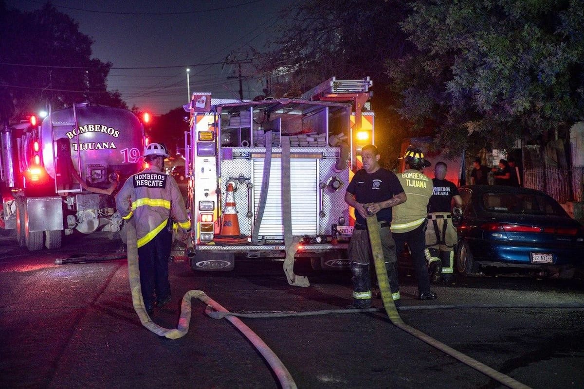 Personal de Bomberos realizó labores de emergencia y revisión luego de que las llamas consumieran uno de los cuartos del inmueble. Foto: Cortesía / Border Zoom
