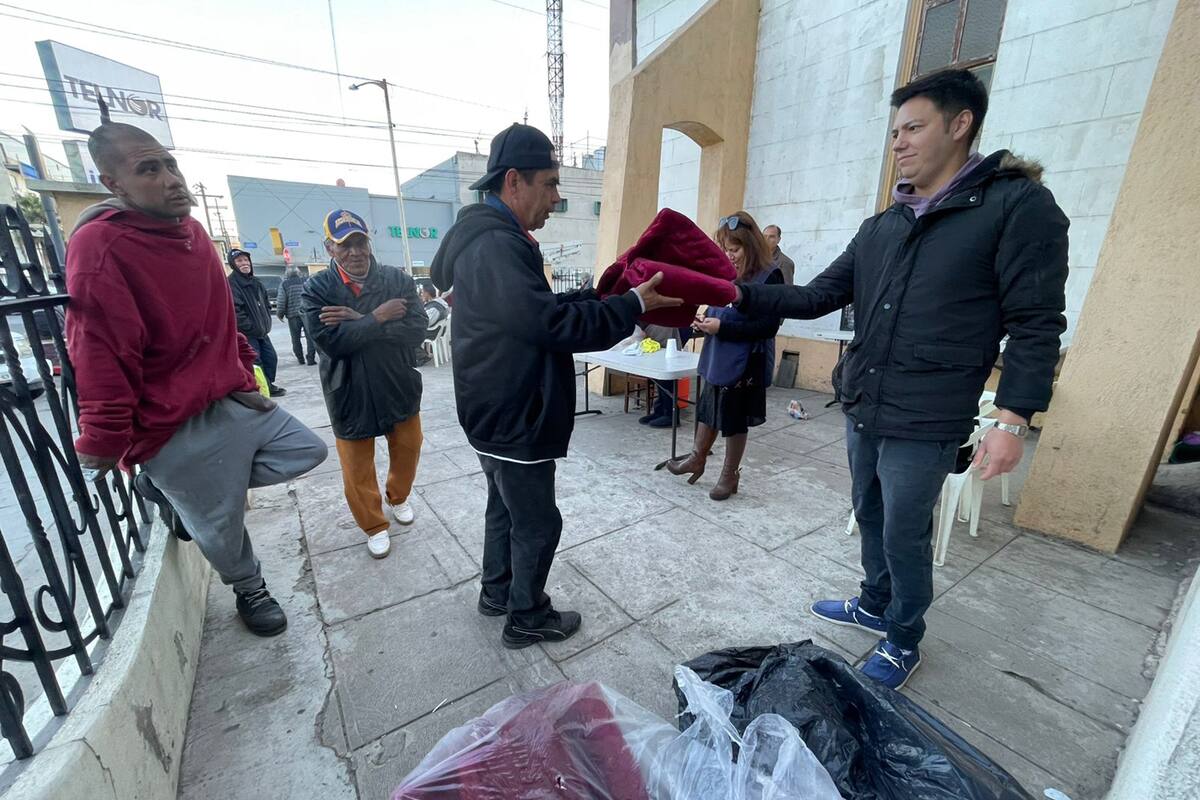 Reciben apoyo con cobijas del ‘Cobertón’ en Ensenada