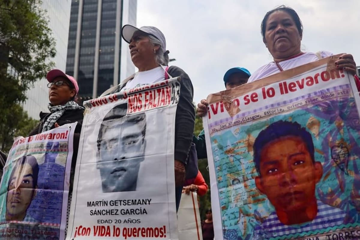 AMLO se encuentra por segunda ocasión en el año con los padres de los 43 de Ayotzinapa