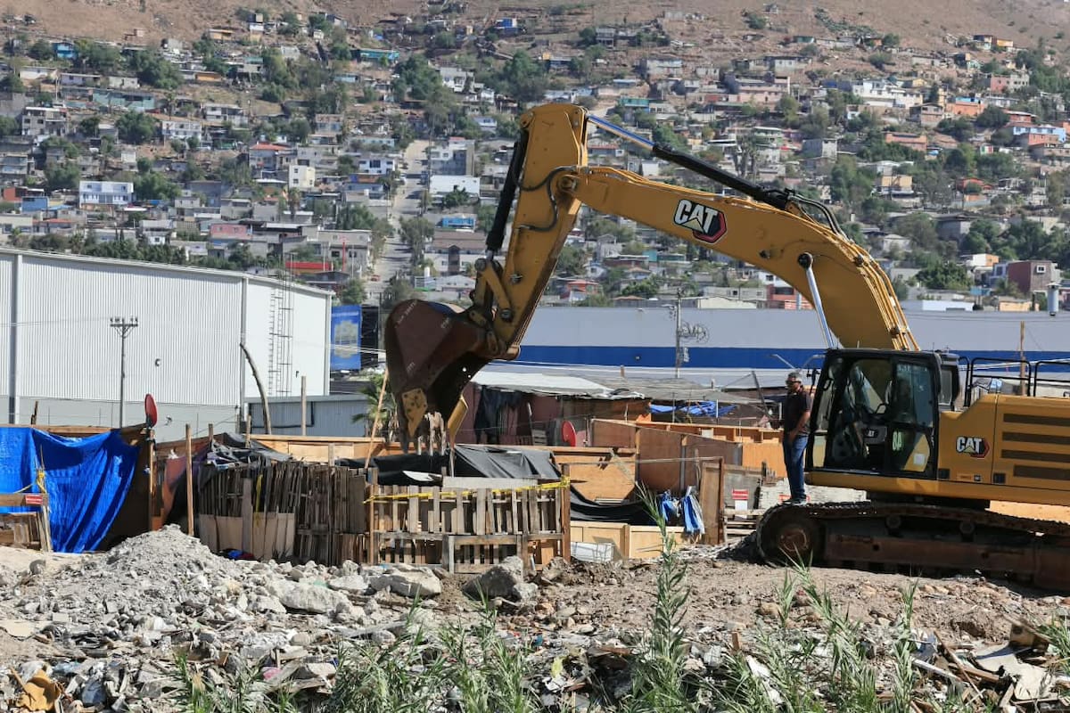 Retiran escombros y demuelen viviendas tras desalojo en Arroyo de La Presa en Tijuana