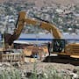 Retiran escombros y demuelen viviendas tras desalojo en Arroyo de La Presa en Tijuana