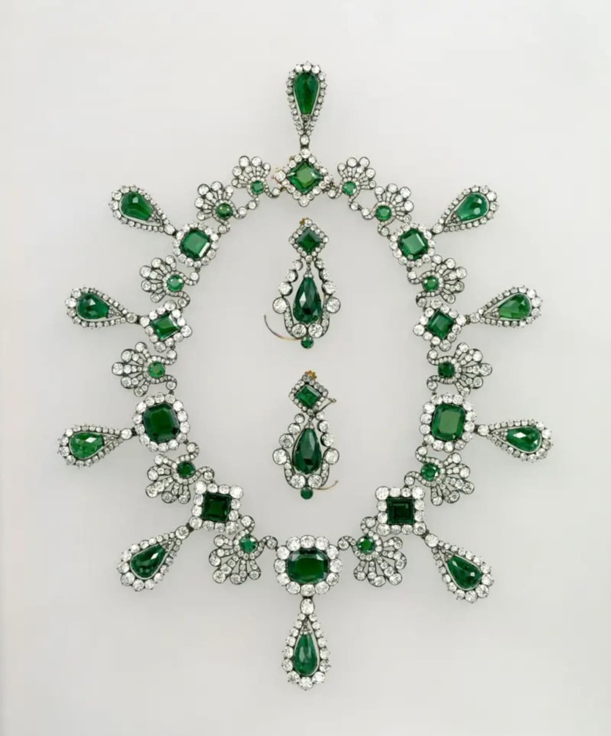 El collar de María Luisa y un par de pendientes a juego, entre los ocho objetos robados. | Museo del Louvre
