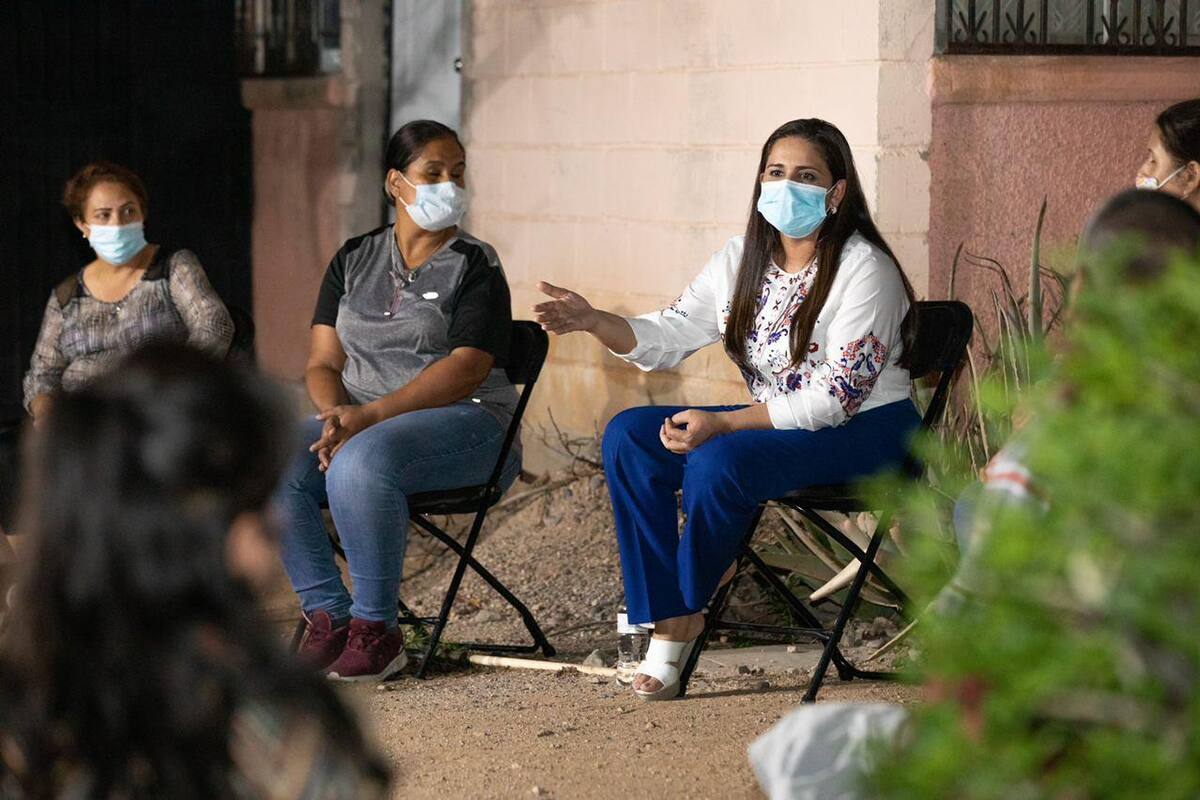 Dialoga Célida López con vecinos de la Nuevo Hermosillo