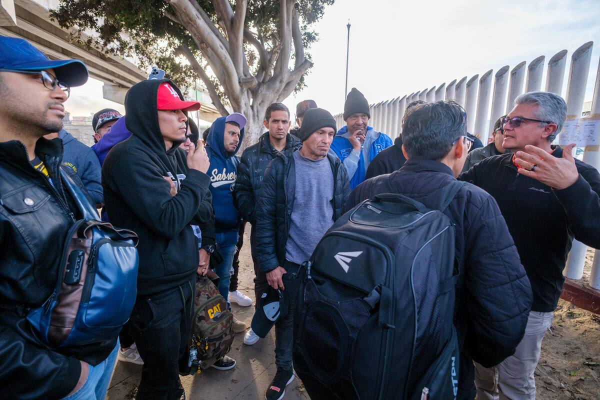 Devuelven agentes del INM documentos a migrantes
