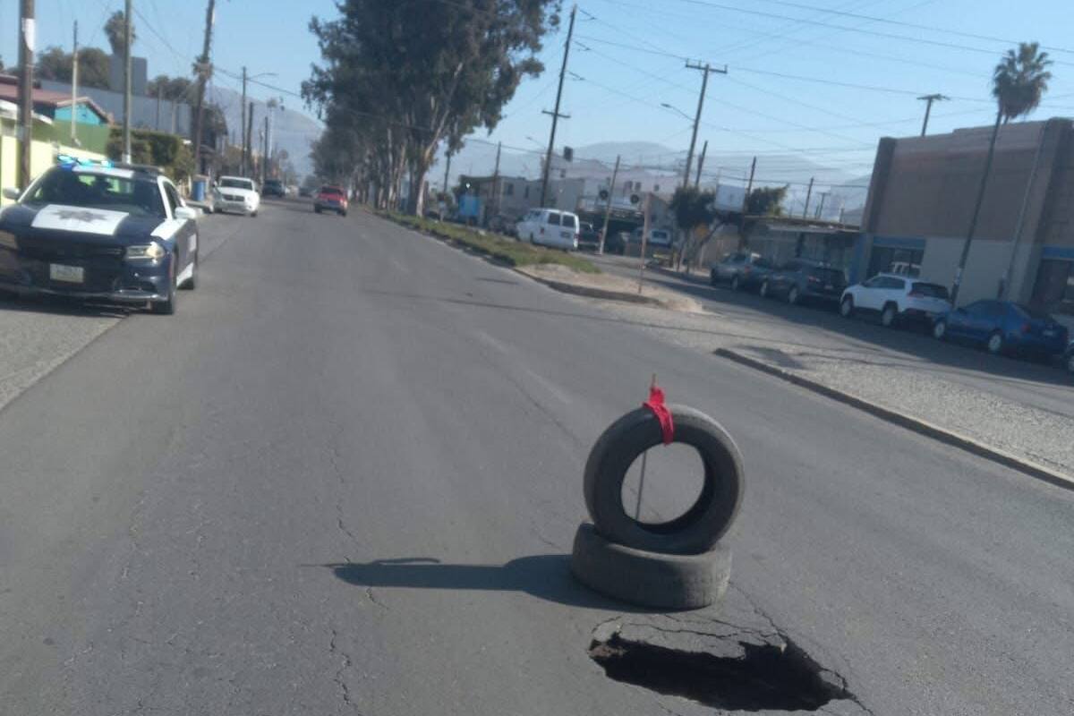 Aparecen más socavones en Ensenada