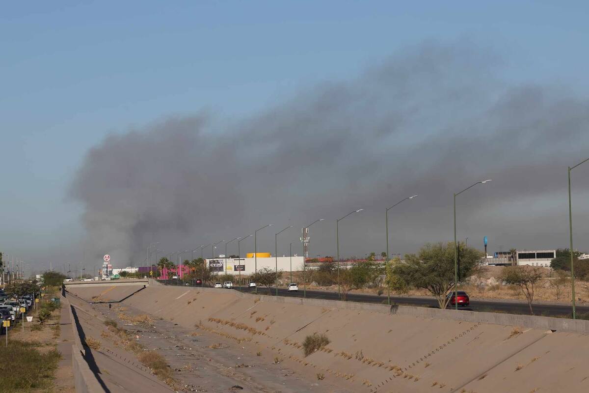 Enorme columna de humo que cubre colonias aledañas y dificulta el tráfico en la zona