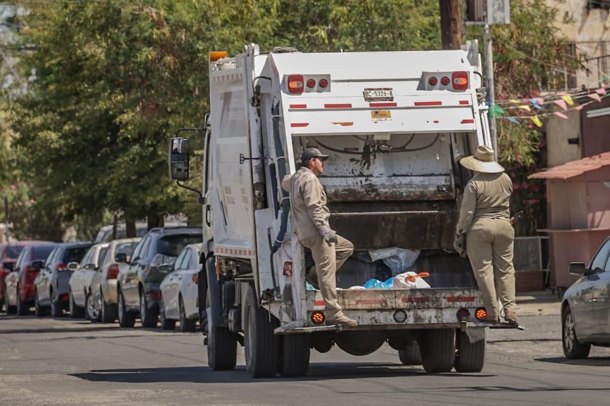 ‘Voluntarios’ operan camiones de basura sin sueldo ni seguro
