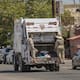 ‘Voluntarios’ operan camiones de basura sin sueldo ni seguro