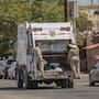 ‘Voluntarios’ operan camiones de basura sin sueldo ni seguro