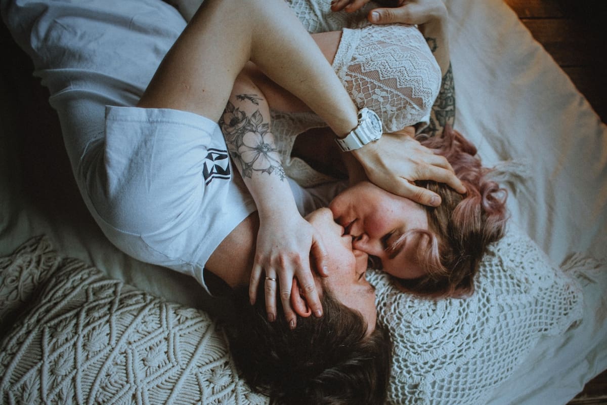 Por qué muchas personas de 30 años siguen comportándose como adolescentes y cómo eso las ha llevado a elegir parejas disfuncionales, relaciones inestables y vínculos sin compromiso, según la psicología