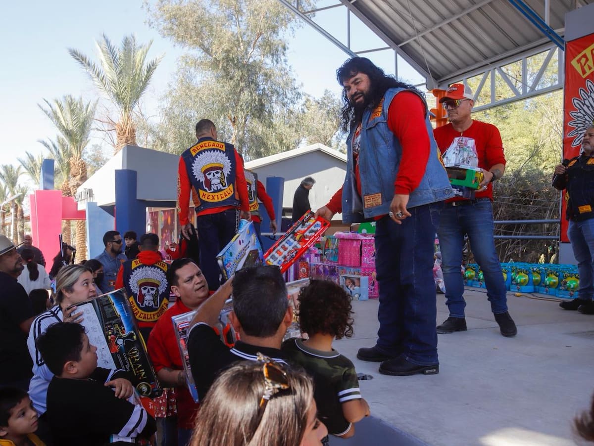 Integrantes del club de motociclistas "Renegados" realizó un evento de entrega de juguetes a niños de escasos recursos en Mexicali. (Foto: Juan J. Morales)