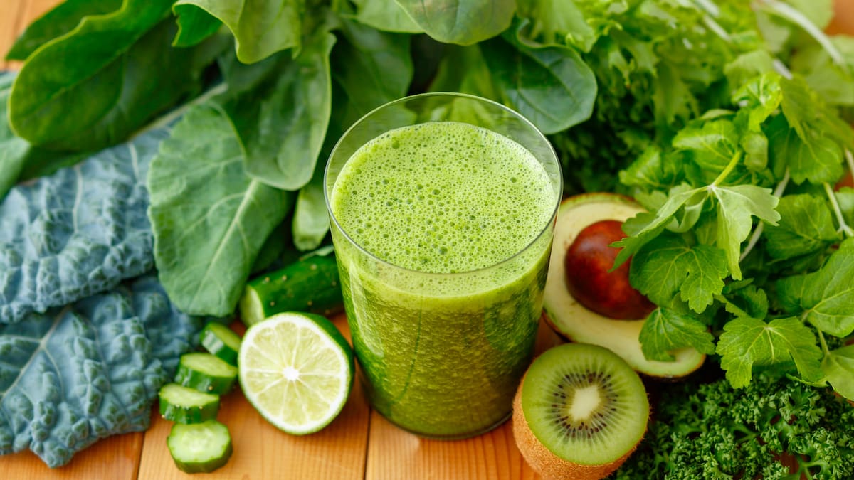 Consumir al menos una taza diaria de verduras de hoja verde, como espinaca, lechuga, acelga o col rizada, se asocia con una reducción de hasta 26% en el riesgo de enfermedades del corazón/Foto: Canva