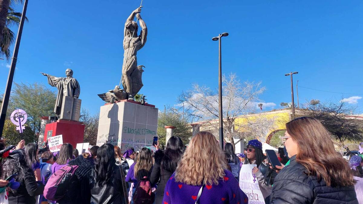Durante la marcha, se realizaron pintas con pintura morada en edificios. Foto: Manuel Jiménez