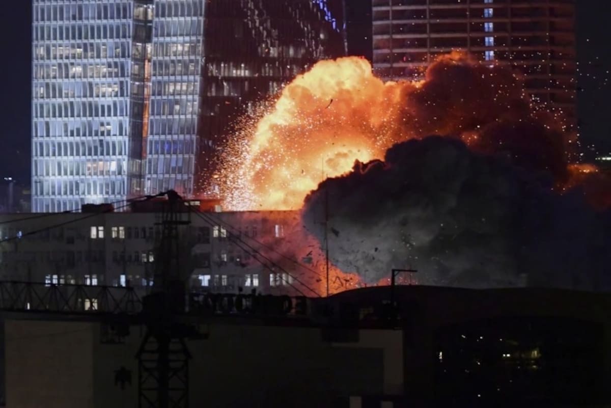 Una explosión es visible durante un ataque con misiles en Tel Aviv, Israel, el viernes 13 de junio de 2025. | Crédito: AP / Tomer Neuberg