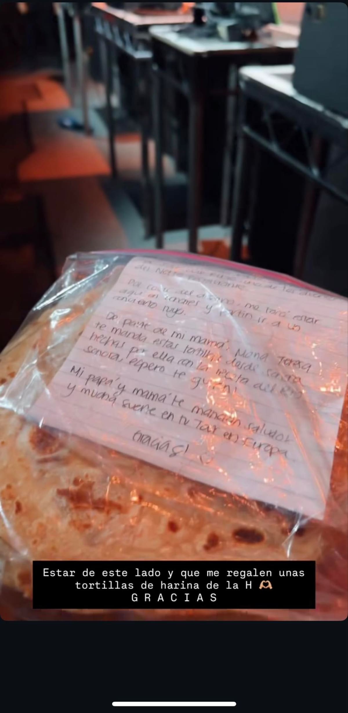 Fan sonorense sorprende a Carín León con tortillas de harina | Captura de pantalla