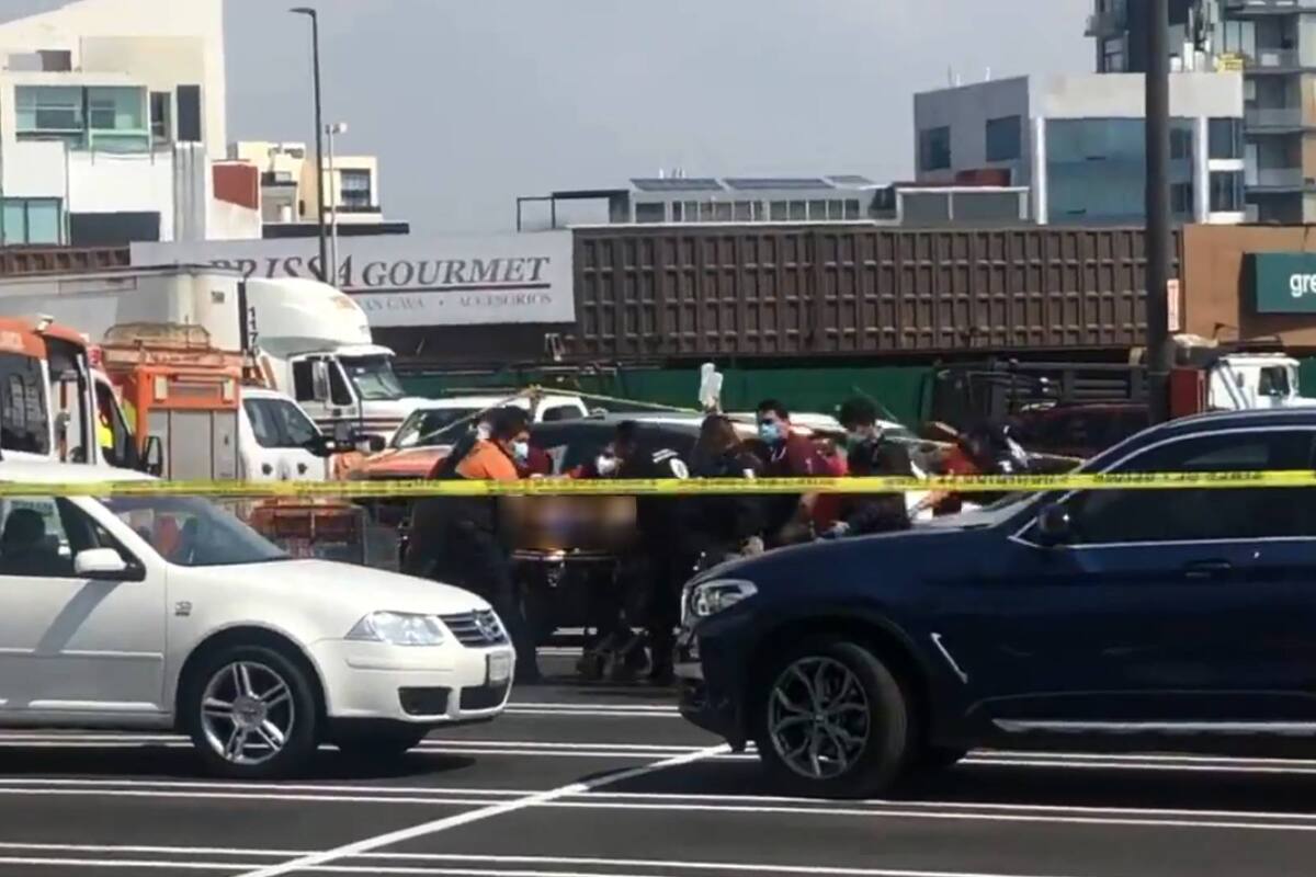 Un muerto y dos heridos deja un ataque directo en el estacionamiento de un centro comercial en Puebla