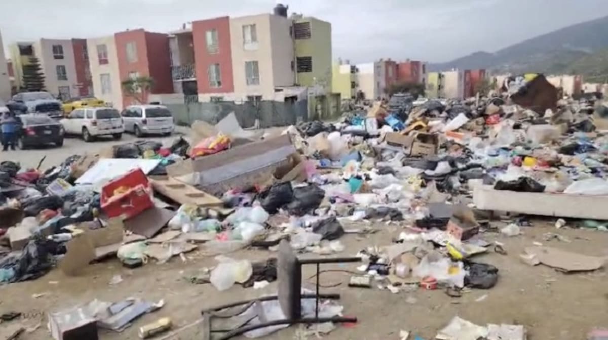 La gente acude al fraccionamiento a tirar sofás en mal estado, colchones viejos, muebles e incluso llantas.