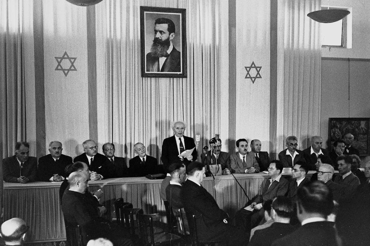 DAVID BEN GURION READING THE DECLARATION OF THE INDEPENDENCE OF ISRAEL IN THE MUSEUM IN TEL AVIV.
äëøæú äòöîàåú ùì îãéðú éùøàì, áîåæàåï úì àáéá áùã' øåèùéìã. øàù äîîùìä ãåã áï âåøéåï ÷åøà àú îâéìú òöîàåú éùøàì, áéåí äëøæú äîãéðä.