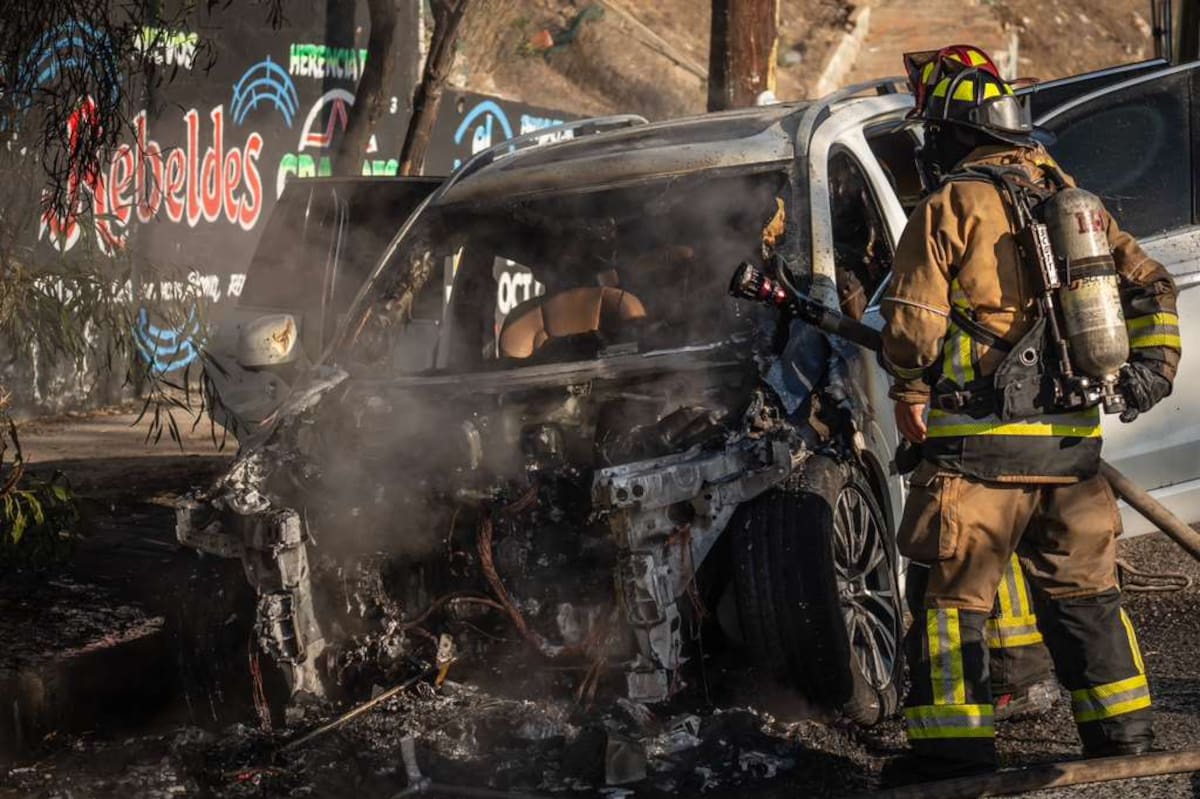 Un Volvo XC90 quedó completamente calcinado; la conductora logró salir ilesa antes de que el fuego avanzara. Foto: Border Zoom