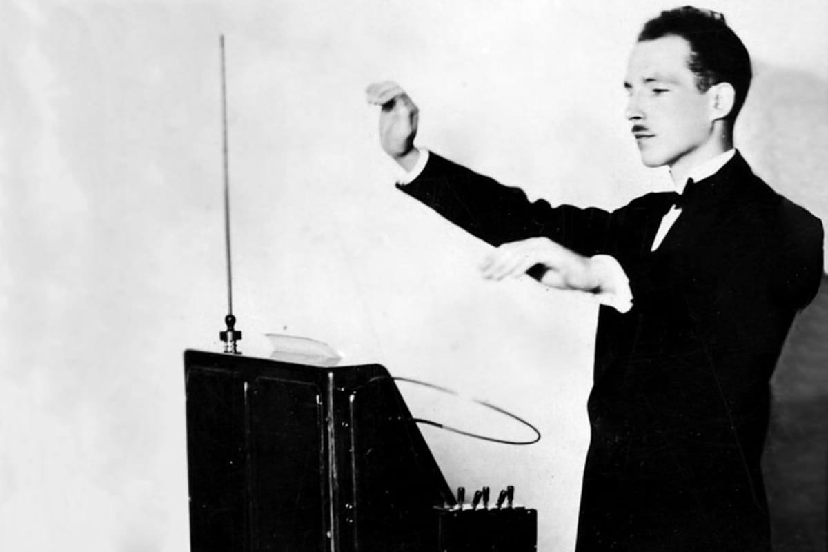¿Qué es el Theremin? El misterioso instrumento que se toca en el aire