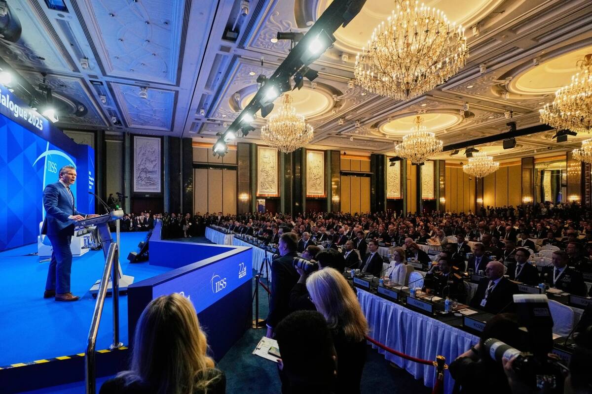El secretario de Defensa de EE.UU., Pete Hegseth, pronuncia su discurso durante la 22ª cumbre del Diálogo de Shangri-La en Singapur, el sábado 31 de mayo de 2025. | Crédito: AP/Anupam Nath