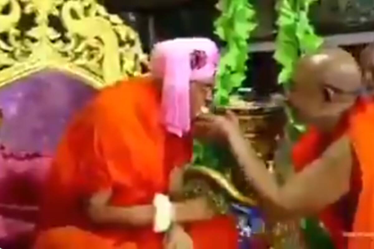 Un sacerdote en India murió a causa del coronavirus; surge video donde ofrecía postres cubiertos con su saliva