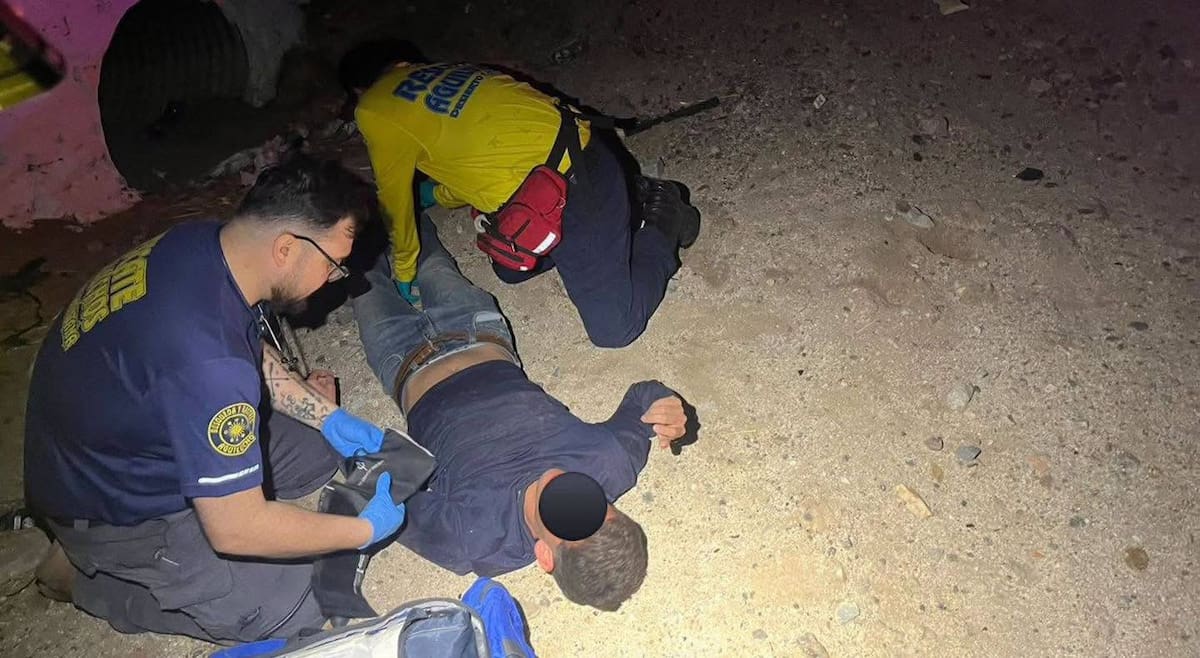 Rescate Aguiluchos informó que cuatro personas quedaron varadas luego de que los carros en los que se trasladaban se atascaran mientras realizaban la búsqueda de su familiar que llevaba más de 12 horas extraviado. Foto: Cortesía