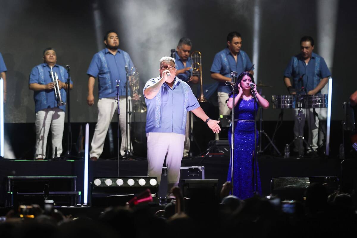 La fiesta continuó con la famosa agrupación de Iztapalapa Los Ángeles Azules, quienes pusieron a bailar a todos las cachanillas con sus populares canciones l Foto: Daniel Resendiz