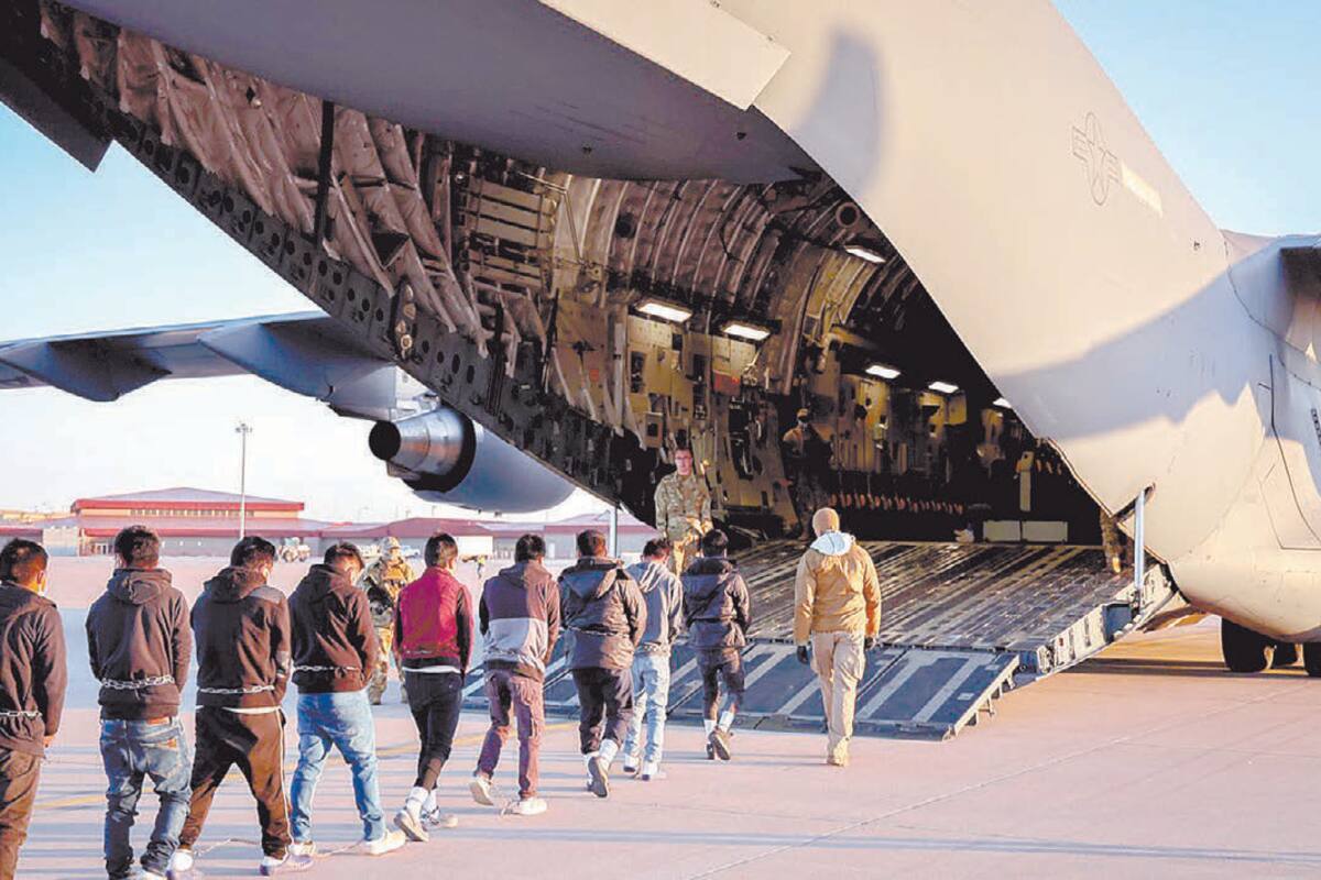 Comienza EU deportaciones de migrantes por aire y tierra