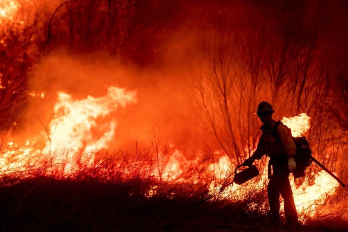 Bomberos intentando combatir el fuego en Kenneth en el área West Hills de Los Ángeles, el jueves 9 de enero del 2025. | Crédito: AP/Ethan Swope