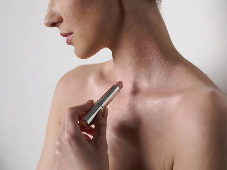 El tip de aplicar iluminador en clavículas y hombros para brillar más con escote