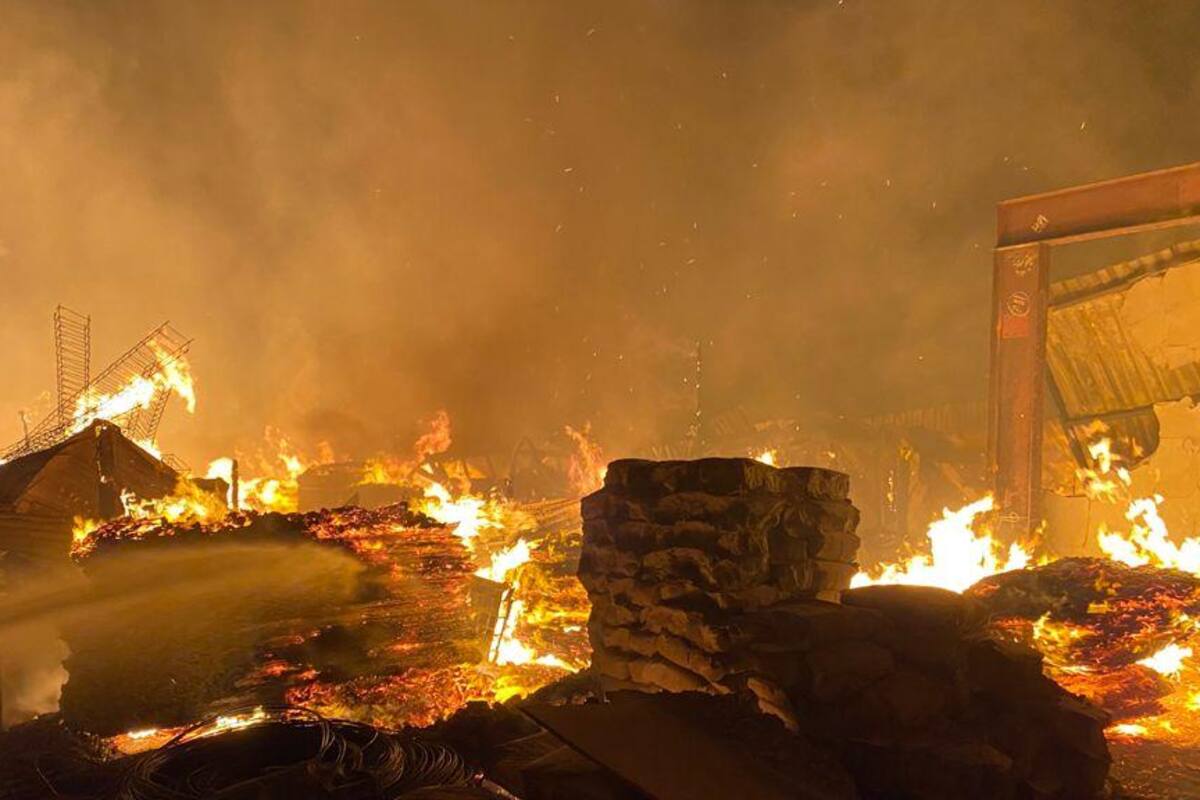 Incendio arrasa con maderera en Islas Agrarias A