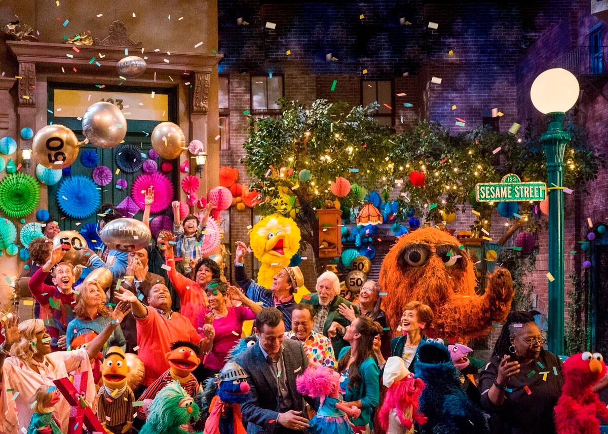 En esta imagen difundida por HBO, el elenco de "Sesame Street" durante una celebración por la 50ma temporada del popular programa infantil de la TV. El primer episodio de "Sesame Street" se transmitió en 1969. (Richard Termine/HBO vía AP)