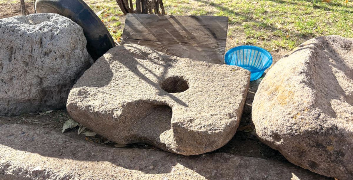 Una pieza trabajada como molino de piedra fue encontrada durante la excavación en la construcción de un muro de su vecino. FOTO: BANCO DIGITAL