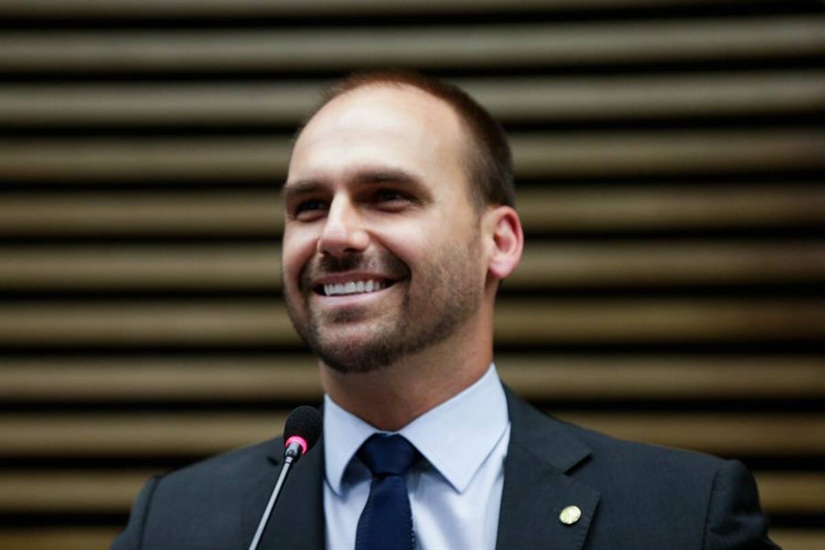 Asegura hijo de Bolsonaro contar con los votos necesario para ser embajador en EU