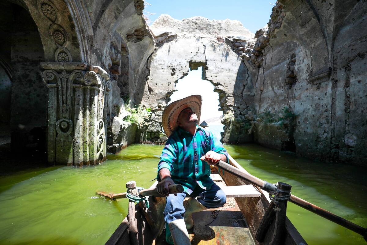Un indígena recorre en su balsa el interior del Templo de la Virgen de los Dolores, el 2 de mayo de 2021, en la comunidad de zangarro, estado de Guanajuato (México). EFE/ Luis Ramírez