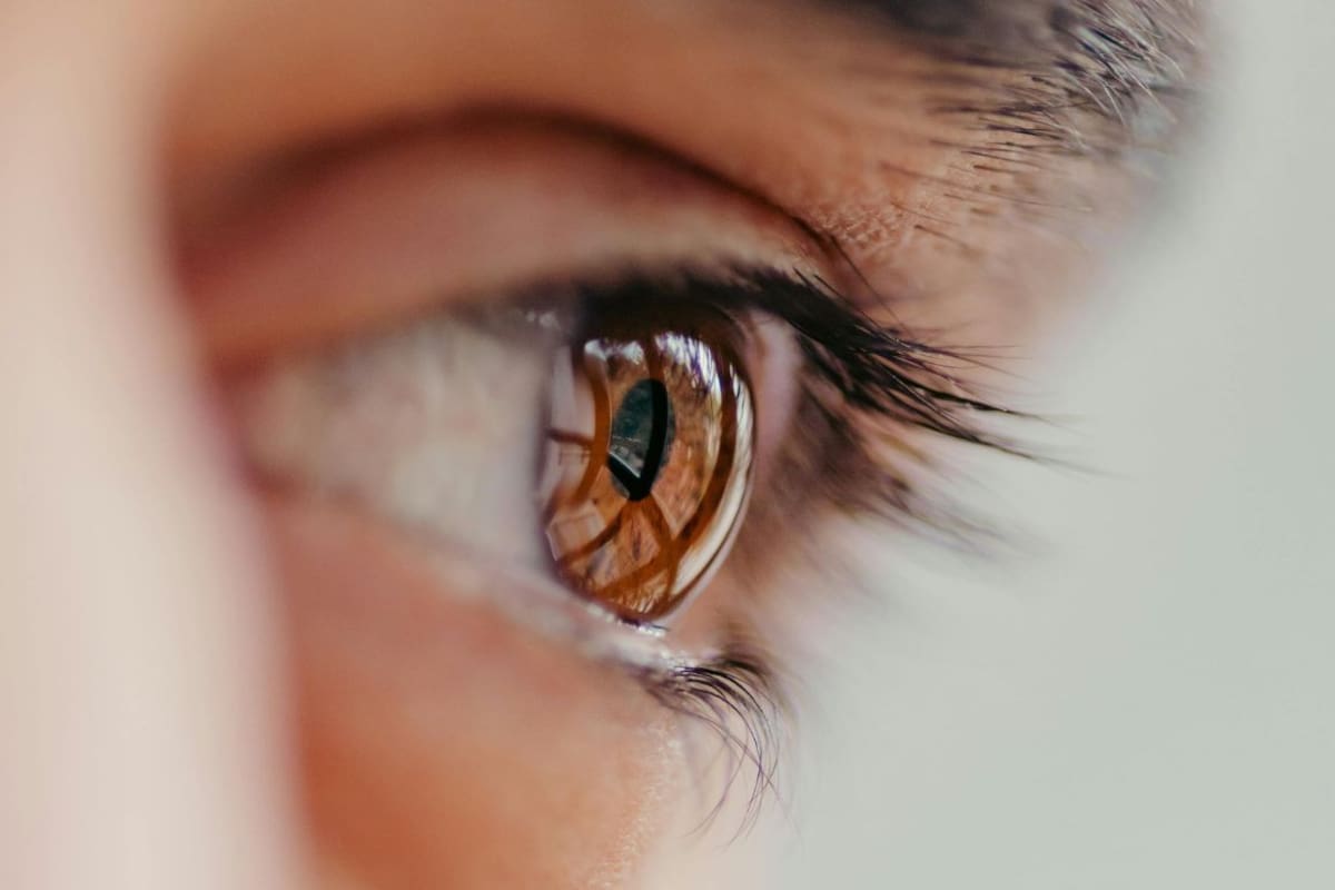 Especialistas identifican 9 costumbres aparentemente inofensivas que pueden deteriorar la salud visual de forma silenciosa y aumentar el riesgo de problemas oculares