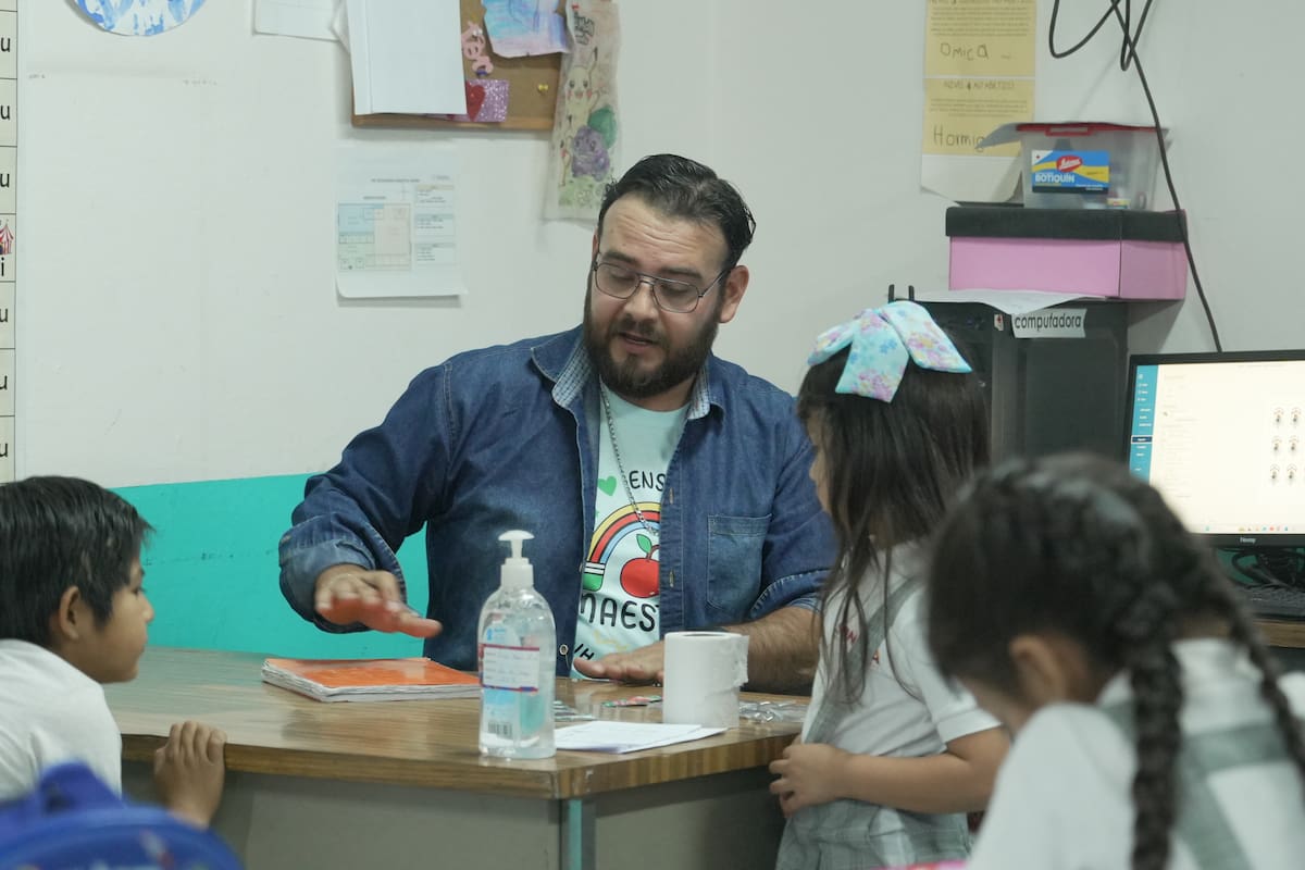“El Profe Barbón” en Sonora: maestro transforma su salón de clases, inspira a sus alumnos y se vuelve viral en TikTok